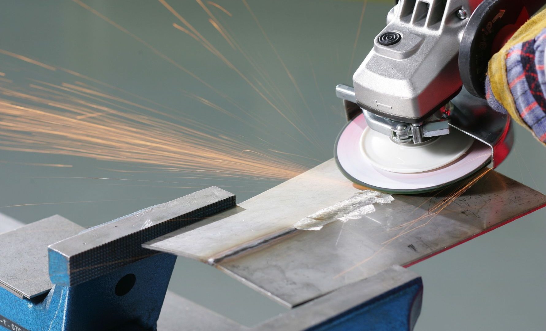 We address the risks derived from metal grinding dust